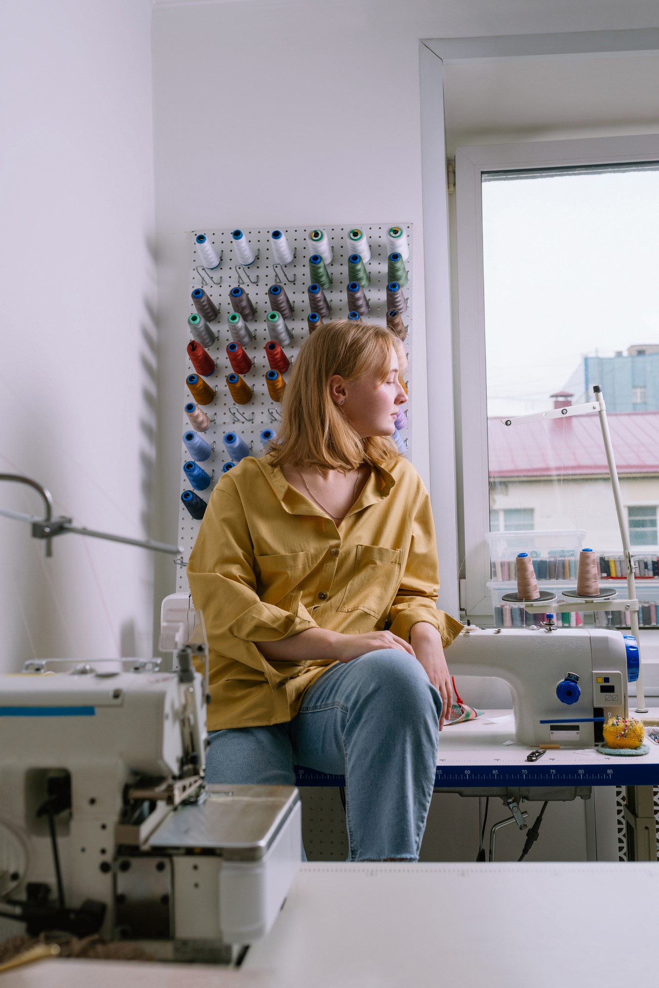 studio haftu — półprofil pracownika nad maszyną